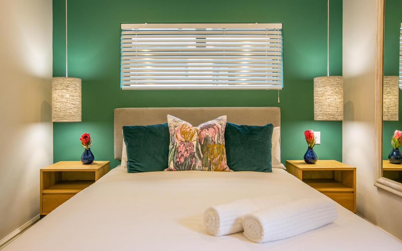 Hout & About Guest House Hout Bay Bagian luar foto