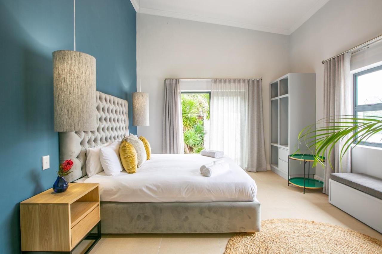 Hout & About Guest House Hout Bay Bagian luar foto