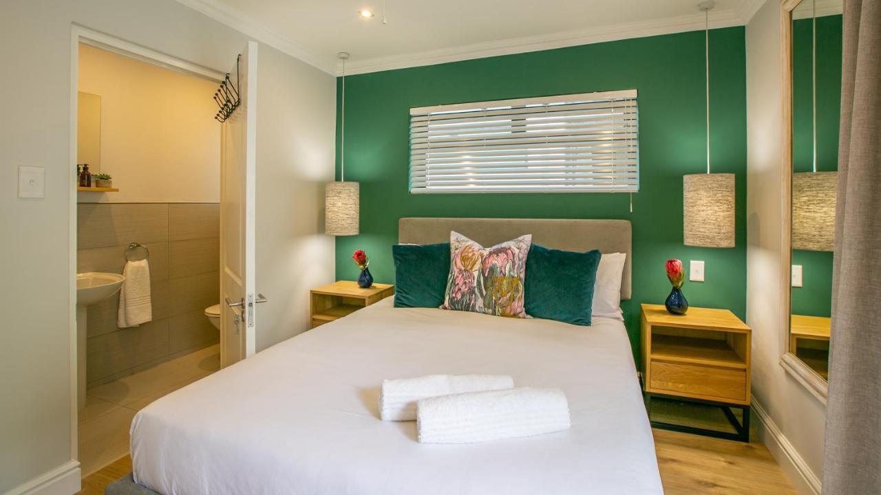 Hout & About Guest House Hout Bay Bagian luar foto