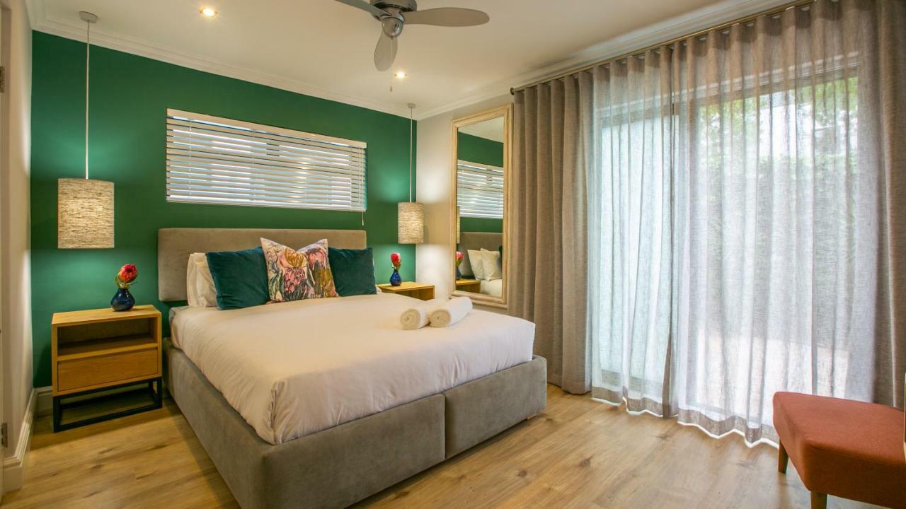 Hout & About Guest House Hout Bay Bagian luar foto