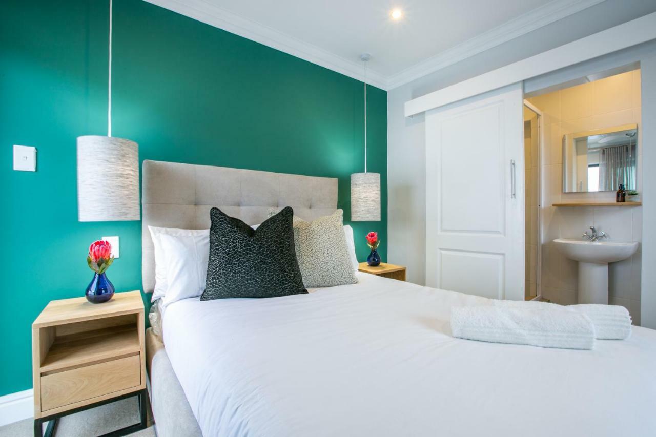 Hout & About Guest House Hout Bay Bagian luar foto