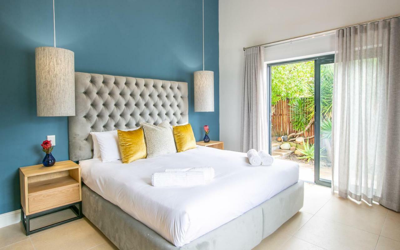 Hout & About Guest House Hout Bay Bagian luar foto