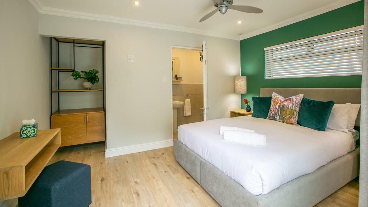 Hout & About Guest House Hout Bay Bagian luar foto