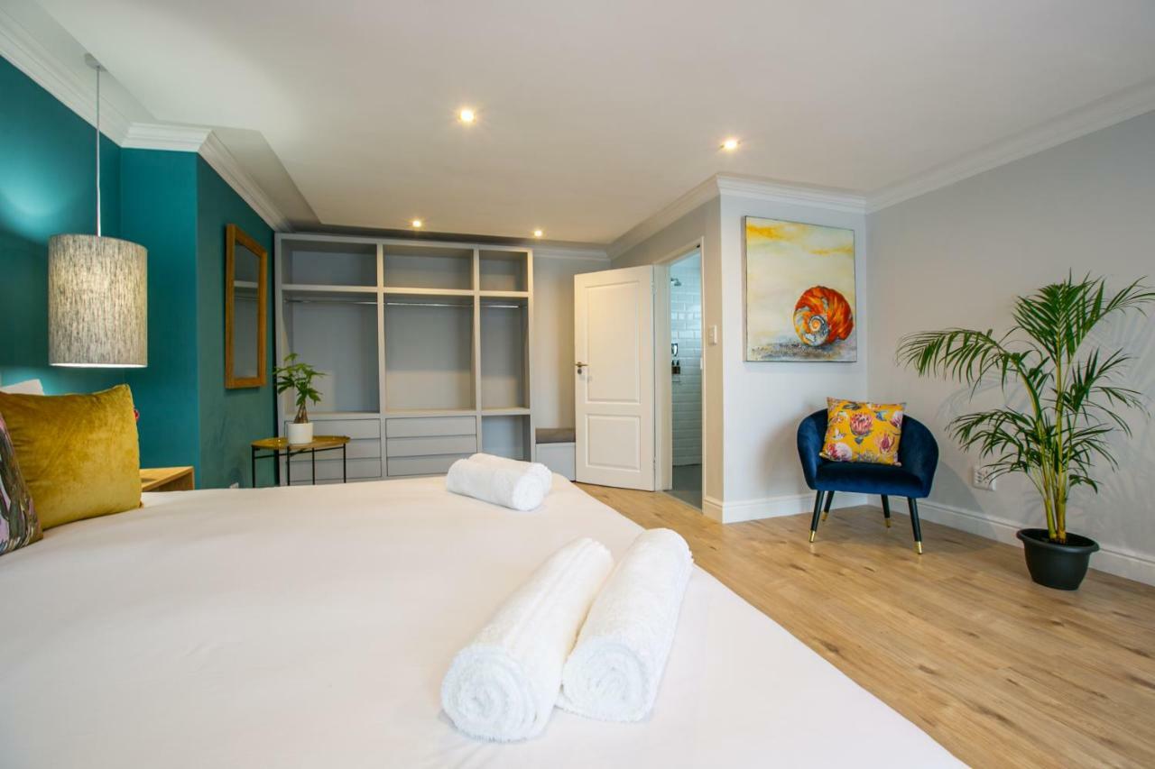 Hout & About Guest House Hout Bay Bagian luar foto